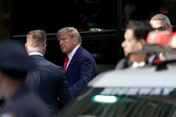 Ông Trump lần đầu phát biểu trong ngày ra tòa