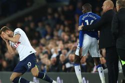 Harry Kane bị chỉ trích nặng nề vì ăn vạ quá 'lố' khiến đối thủ nhận thẻ đỏ