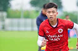 Bóng đá Việt Nam ngày 4/4: Phan Văn Đức phẫu thuật tại Singapore