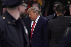 Hình ảnh cựu Tổng thống Mỹ Trump đến New York để chuẩn bị ra tòa