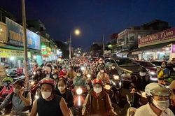 Kẹt xe kinh hoàng, dòng người 'chôn chân' ở ngã tư Hàng Xanh