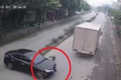 Clip: Tài xế lái xe như tự sát, ô tô bị xe tải tông vỡ đầu