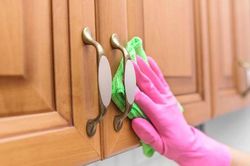 6 sai lầm khi vệ sinh tủ bếp khiến chúng nhanh chóng xuống cấp