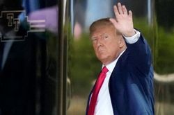 Ông Trump trở lại New York để đối mặt với cáo buộc hình sự lịch sử