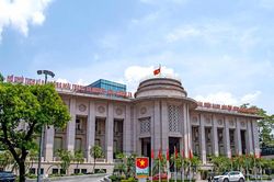Muốn duy trì lãi suất thấp, NHNN phải tiếp tục sử dụng 'cây gậy' thay vì 'củ cà rốt'