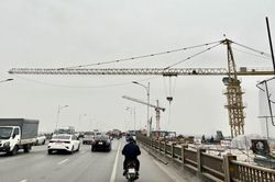 Hà Nội: Cầu Vĩnh Tuy tiềm ẩn nhiều nguy hiểm trong công tác vận hành cẩu tháp thi công