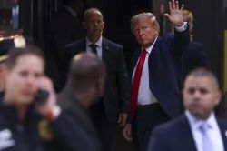 Ông Trump đến New York để ra hầu tòa