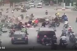 Cảnh ô tô tông trúng 17 xe máy trên đường Võ Chí Công