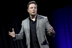 Tỷ phú Elon Musk bị soán ngôi giàu nhất thế giới trên Forbes