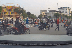 Hiện trường vụ ôtô tông liên hoàn xe máy ở Hà Nội