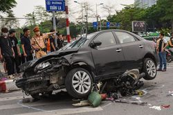 Mảnh vỡ văng xa hơn 100 m sau khi ôtô tông 17 xe máy