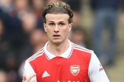 Arsenal: Những người hùng thầm lặng trên đường vô địch