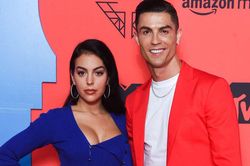 Bạn gái thừa nhận choáng ngợp trước vẻ đẹp trai của Ronaldo, tối chỉ cần ngắm là ngủ ngon