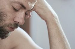 Vì sao nam giới bị phì đại tuyến vú?