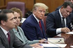 Cựu Tổng thống Mỹ Donald Trump im lặng bất thường trong ngày trình diện tòa, ra về 'thất vọng và buồn bã'