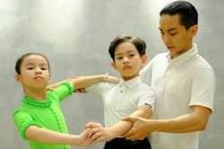 Những hình ảnh bé Kubi và Linh San tập luyện cùng Phan Hiển sau khi đoạt Huy chương vàng thế giới