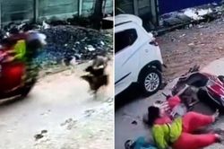 Bị đàn chó rượt đuổi, người phụ nữ Ấn Độ lái xe máy 'cắm đầu' vào ô tô