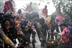 Người dân 'đất nước Chùa Vàng' mạnh chi dịp Tết cổ truyền Songkran