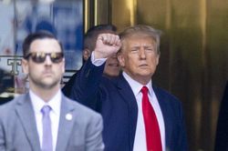 Ông Trump bị bắt tại tòa, vì sao được tự do ngay sau đó?