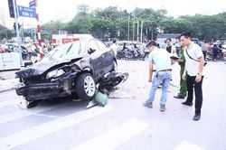 Ô tô đâm liên hoàn 17 xe máy, xe đạp điện tại đoạn ngã tư Xuân La - Võ Chí Công