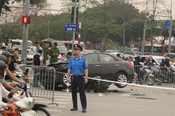 Xe 'điên' đâm kéo lê 17 xe máy tạo cảnh tượng kinh hoàng giữa phố Hà Nội