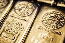 Giá vàng thế giới nhảy vọt qua 2.000 USD/oz sau dữ liệu xấu từ Mỹ, trong nước 'bất động'