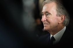 Tài sản của 'ông trùm' đồ hiệu Pháp Bernard Arnault lần đầu vượt 200 tỷ USD