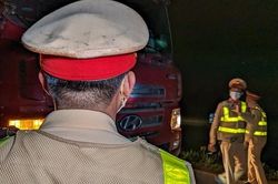 CSGT trắng đêm theo dấu, vây bắt xe quá tải