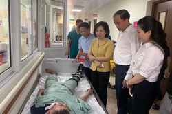 Thăm hỏi, tặng quà nạn nhân bị thương trong vụ tai nạn giao thông trên đường Xuân La