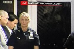 Sự chú ý đổ dồn vào nữ cảnh sát đứng gác tại phiên tòa của ông Trump