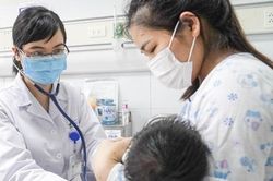 Trẻ sơ sinh 27 ngày tuổi suy hô hấp nặng vì lây thủy đậu từ mẹ