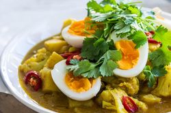 Đổi vị với cà ri súp lơ trứng và khoai tây