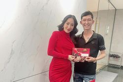 Khánh Thi lấp ló bụng bầu nhưng chiếm spotlight lại là nhẫn kim cương to như 'hột mít'
