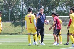 HLV Philippe Troussier: 'Chúng tôi sẽ giải quyết từng trận'