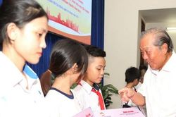 Tặng quà đồng bào Khmer dịp Tết Chôl Chnăm Thmây