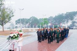 Đoàn đại biểu tỉnh Nghệ An dâng hương tưởng niệm các Anh hùng liệt sĩ hy sinh trên đất bạn Lào