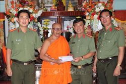 Tặng quà cho đồng bào dân tộc Khmer nhân dịp Tết cổ truyền Chôl Chnăm Thmây