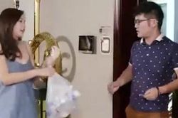 Về đến nhà vợ nhờ đổ rác khiến người đàn ông chột dạ!