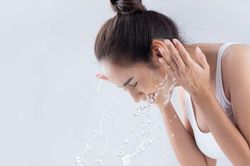 Nên dùng nước ấm hay lạnh để rửa mặt?