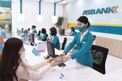 Một ngân hàng giảm lãi vì chấm dứt hợp đồng kinh doanh bảo hiểm trước hạn