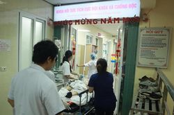 Vụ ô tô đâm liên hoàn 17 xe máy tại Hà Nội: Một bé 3 tuổi tiên lượng nặng, mổ cấp cứu