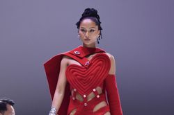 H'Hen Niê diện trang phục sắc đỏ táo bạo, nổi bần bật với phụ kiện lạ mắt