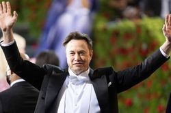 Forbes: Elon Musk không còn là người giàu nhất thế giới