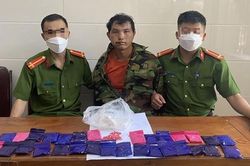Khống chế đối tượng buôn ma túy kiêm 'múa dao'