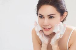 Review sữa rửa mặt dược liệu collagen giúp da sạch dầu, ngừa mụn