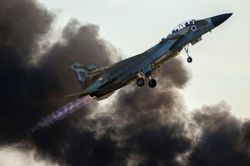Chiến đấu cơ Israel ném bom Dải Gaza đáp trả loạt rocket từ Lebanon