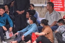 Người dân Hà Nội xếp hàng dài, hết đứng lại ngồi chờ làm lý lịch tư pháp