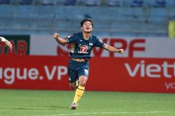 Quốc Việt bật khóc nhưng HLV Kiatisuk và Troussier đều vui