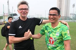 Tạo mưa bàn thắng, Kiatisuk vô tình 'hiến kế' hạ Thái Lan cho HLV Troussier?