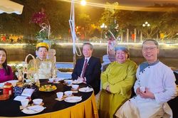 'Tiệc trà đêm trăng' trên Hồ Văn